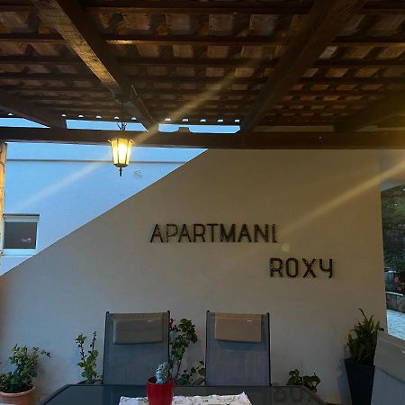 Apartmani Roxy โลวิสเต ภายนอก รูปภาพ